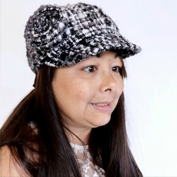 LE CHATEAU WOMENS BLA K & WHITE ROSE ON SIDE HAT - Picture 5 of 11